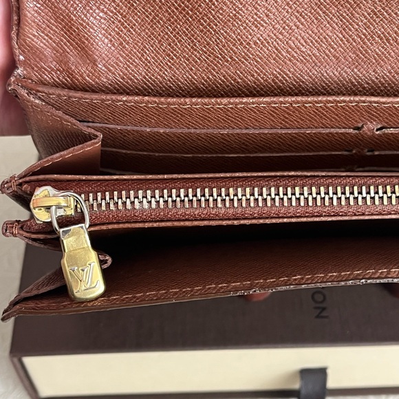 Louis Vuitton Monogram Sarah Wallet w/chain - Picture 12 of 16